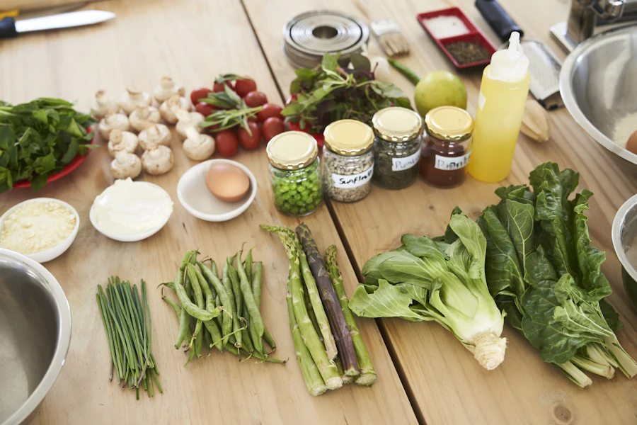 Verduras frescas sobre una mesa de madera
